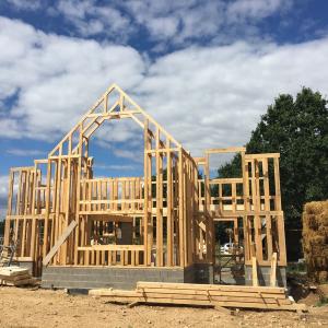 Maison basse consommation écologique isolé en paille, conception bioclimatique