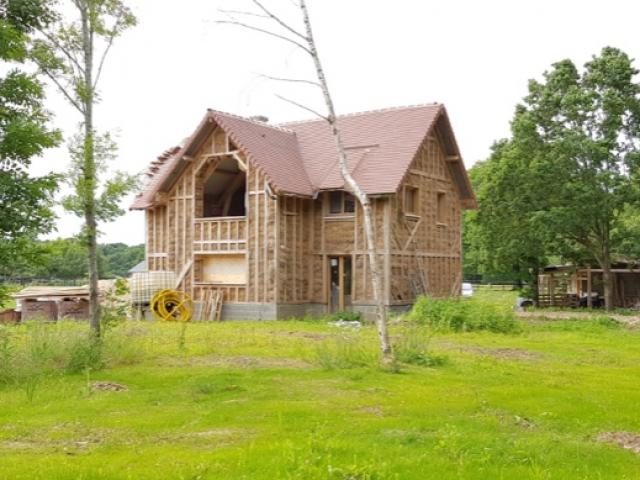 Maison basse consommation écologique isolé en paille, conception bioclimatique